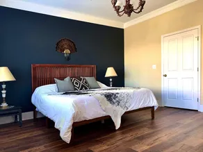 Artsy pet-friendly king room/historic railroad inn - Image 5