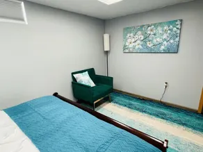 Exquisite Getaway Basement Suite in Serene Glenview - Image 5