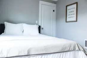 Beautiful Bungalow On 7th *No Cleaning Fee* - Image 5