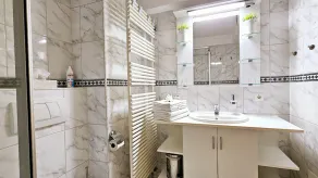 Stylish oasis of well-being with a terrace and garden right next to the forest - Image 2