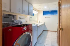 Bloor Paradise - 4 bed /2 bath + Parking & Wi-fi - Image 3