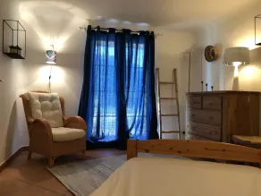 Charmerende lille lejlighed meget stille med udsigt over Ubrieux kløfter. - Image 3