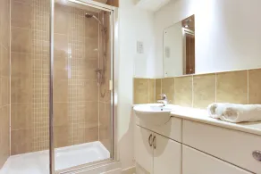 BookedUK - Penthouse 3 Bedroom Apartment - Image 3