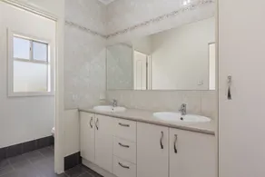 Family-Friendly 4-Bed Home with Parking - Image 5
