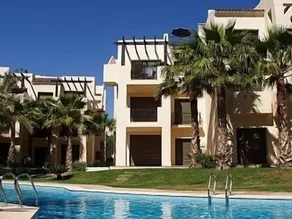 Apartamento ático de lujo con piscina comunitaria - Image 1