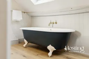 The Loft - 1 Bed Luxury Apartment with Bathtub - Image 4