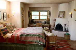 Vintage-themed Cowboy Cottage in Tesuque - Image 3