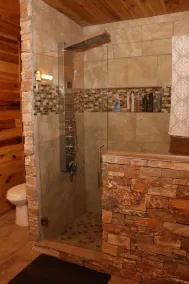 Spacious 3 bedroom cabin with hot tub - Image 5