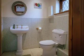 Stunning waterside six-bed house with water views, gardens and private jetty - Image 3