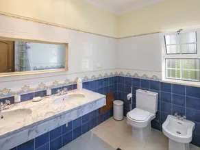 Casa Estombar -  Esta moradia familiar muito bem localizada, com três quartos, está localizada na pe - Image 2