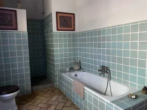 Farm of 3 hat eingezäunt, mit zweistöckigem Haus und Ställen mit Dressurbahn - Image 3