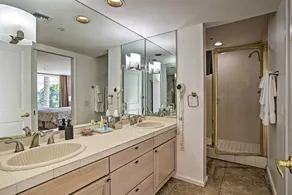 Upstairs suite, overlooking the pool - Image 5