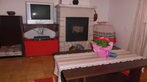 Holiday home with garden and pool - Image 2
