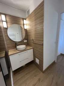 Appartement rénové 3 pièces avec terrasse, climatisation, wifi et garage à Sainte-Maxime - Image 2