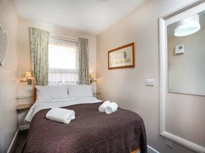 2 bedroom accommodation in Looe - Image 5