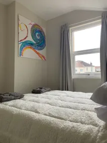 Central 2 bed flat with off street-parking - Image 3