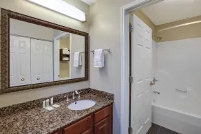 King Suite | Perfect for Business Travelers - Image 3