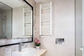 Appartement avec terrasse, piscine privée et jardin | Vue jardin - Image 2