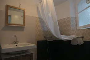 4 bedroom house near the sea and shops - Image 2
