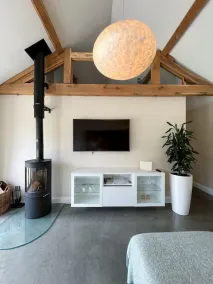 Stylish Barn Retreat in Rural Farm Location - Image 4