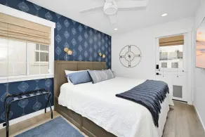 SeaBreeze Bungalow 2 blocks from beach & steps to Main St. - Image 4