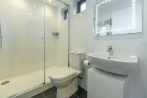 Diese Eigenschaft ist modern, stilvoll und verfügt über eine herrliche Terrasse. - Image 2
