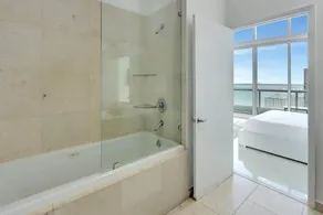 Beautiful Icon Brickell Double height ceiling - Image 3
