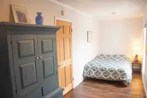 Spacious House with PARKING & Ideal for Long Stays - Image 5