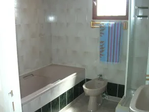 Hus i roligt område, indhegnet grund - Image 2