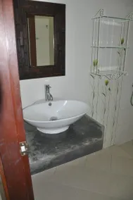 House with swimming pool - Image 5