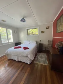A cosy garden cottage, just 400m to the surf beach. - Image 3