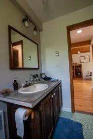 Modern Retreat in Wäldern mit Bachlauf und Wandern in der Nähe von Bethel Woods - Image 3