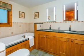 Luxury log cabin with veranda nestled in Kenwick Park, Louth - Image 2