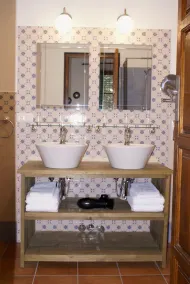La Cañota Superior King Room Adults Only, bedroom and ensuite bathroom and WIFI - Image 2