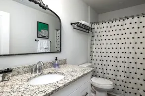 Gorgeous Hot Tub 4BR: Ideal for Market, HPU & Family Fun! - Image 3