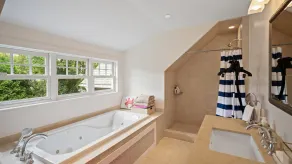 Sun-Filled Estate precis utanför East Hampton Village, avskild inställning w / Sprawling Backyard & Pool - Image 5