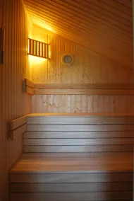 Maison en bois - superficie de 80 mètres carrés et est situé sur une impasse - Image 2