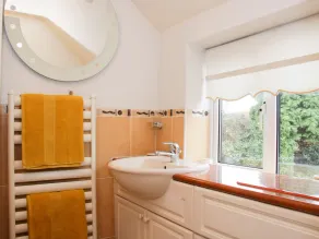Cream Door Cottage - Image 3