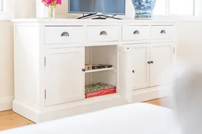 The Point Beach House Middleton - No Linen Included - Image 2