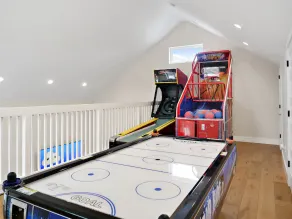 The Kroll House Loft - Location, Comfort, and Fun! - Image 4