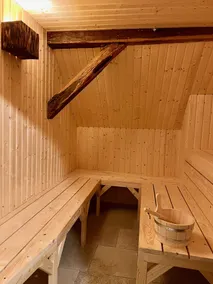 Quiet vacation apartment with wood-burning stove, sauna, garden & terrace on historic estate. Castle courtyard - Image 2