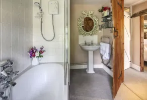 Bay Tree Cottage er gemt væk i en høj beliggenhed på kanten af en smuk landsby. - Image 2