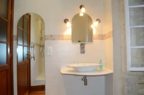 Le Gobelin, spacious, renovated apartment in authentic home - Image 3