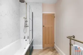 OnSiteStays New Large modern 4 bed, Parking, Wifi, 2 x Bathroom - Image 3