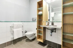 Deluxe Waterfront & City Apartment - Image 2