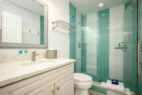Walk to Beach! King Suite + 2 Queen Suite • Pool • Beach Gear • Free Parking - Image 4