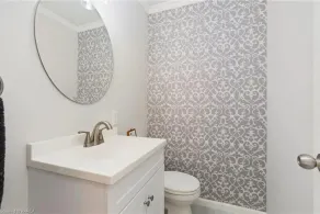 Newly listed relaxing lakefront cottage with fenced yard and games room - Image 5