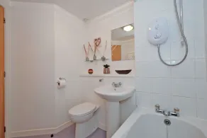 RiverView-2Br-Sleeps4-CityCentre-Parking-FastWiFi - Image 2