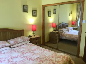 Courtyard Cottage Free Parking - Image 3
