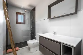Moderna villa de 2 dormitorios con piscina y barbacoa. - Image 2